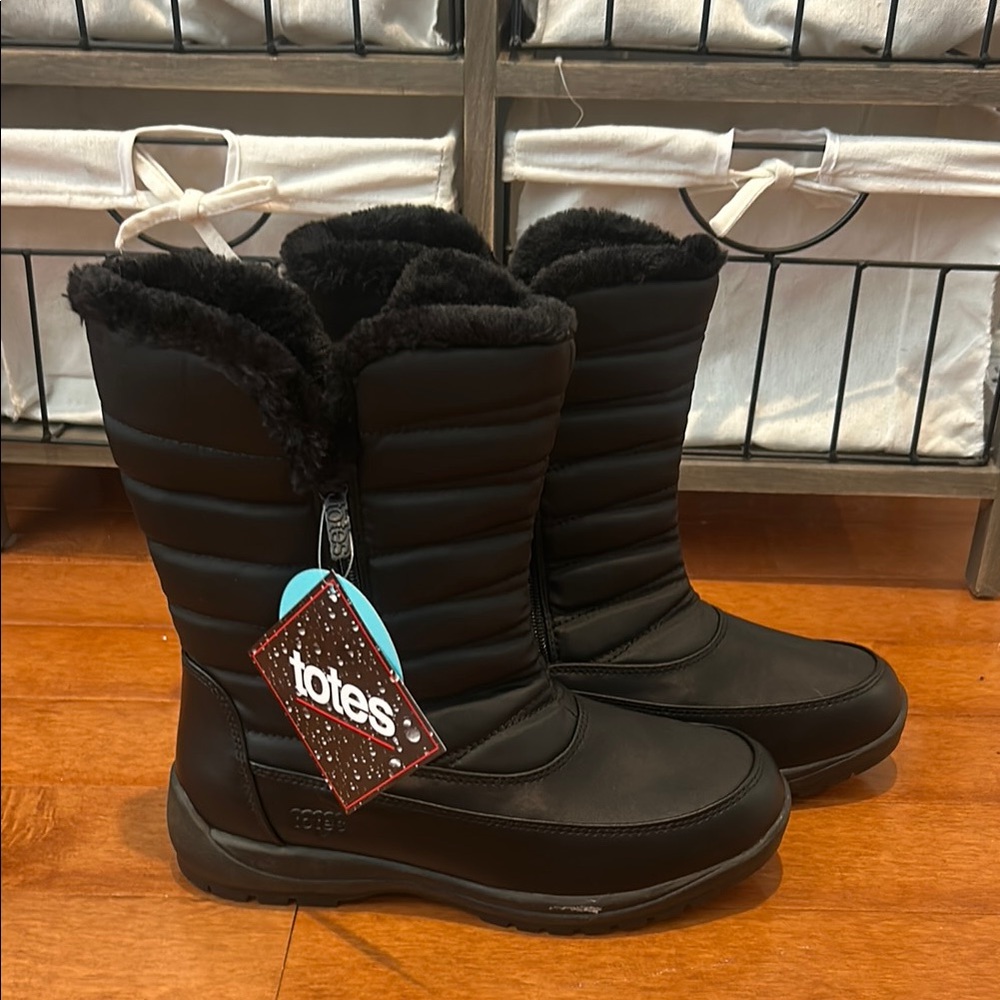NWT Totes Women’s Winter Boots (Size 9)